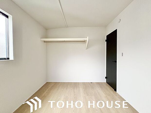 棚やハンガーパイプが付いた使いやすい設計。ワードローブをスッキリ収納できます。