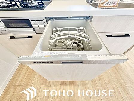 ビルトイン食洗機は作業台が広く使え、見た目もスッキリ。節水や節電も充実して家事の手助けをしてくれます。