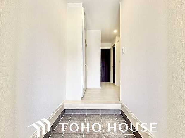 玄関はお家の顔としてすっきりとした素敵な空間に。印象のよい玄関は爽やかな住まいへの入り口です。
