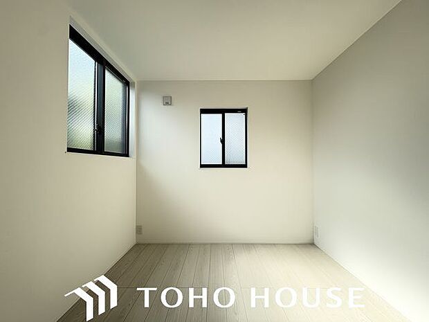 朝日が差し込む開放感のある窓、早起きが楽しみになります。