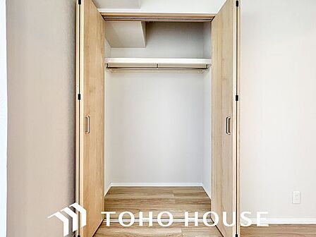 充分な収納スペースを確保。居室内に余計な家具を置く必要がないので、シンプルですっきりとした暮らし。