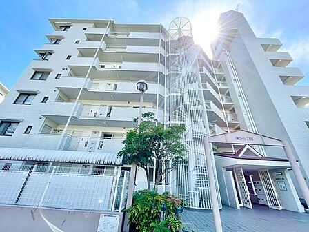 街並みに自然と馴染む色を基調とした外観は、温かみのある色合いが全体を包み、やさしい雰囲気を感じます。