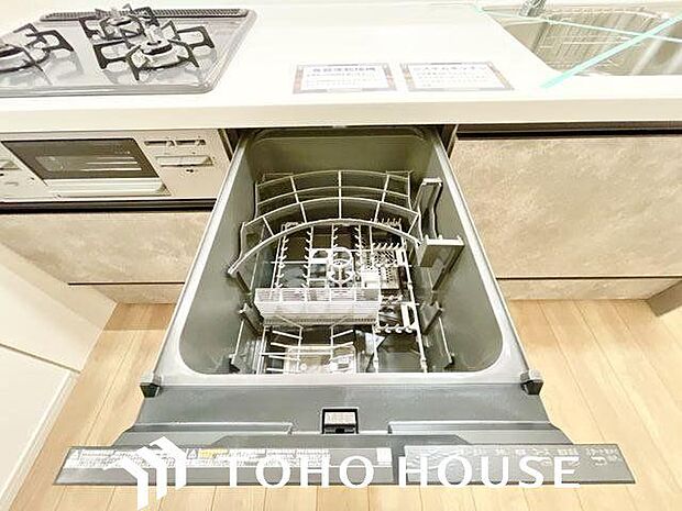 ビルトイン食洗機は作業台が広く使え、見た目もスッキリ。節水や節電も充実して家事の手助けをしてくれます。