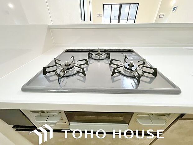 忙しいときでも一度にたくさんの料理が作れる3口コンロ。使い勝手の良さを考えました。