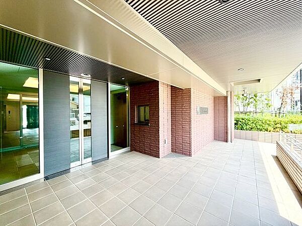 外と内をつなぐエントランスは、まさに顔となる場所。シンプルながらも上質な空間を作り出します。