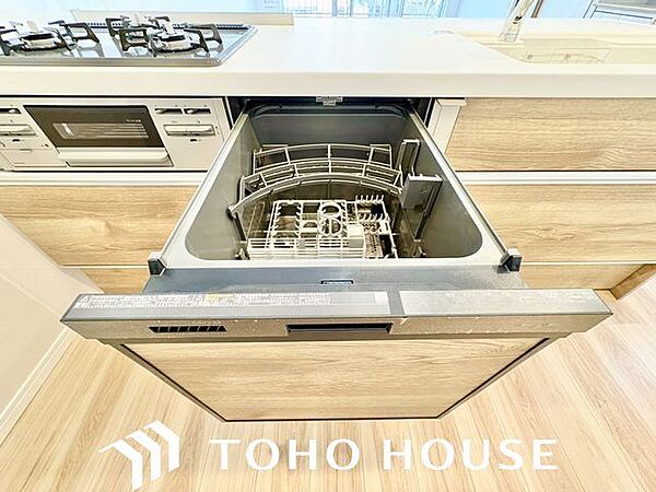 ビルトイン食洗機は作業台が広く使え、見た目もスッキリ。節水や節電も充実して家事の手助けをしてくれます。