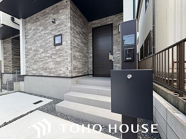 玄関はお家の顔としてすっきりとした素敵な空間に。印象のよい玄関は爽やかな住まいへの入り口です。