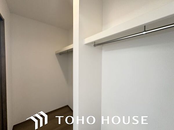 大容量収納可能なウォークインクローゼットはシーズンオフの服や普段使わない物をたくさん収納できます。