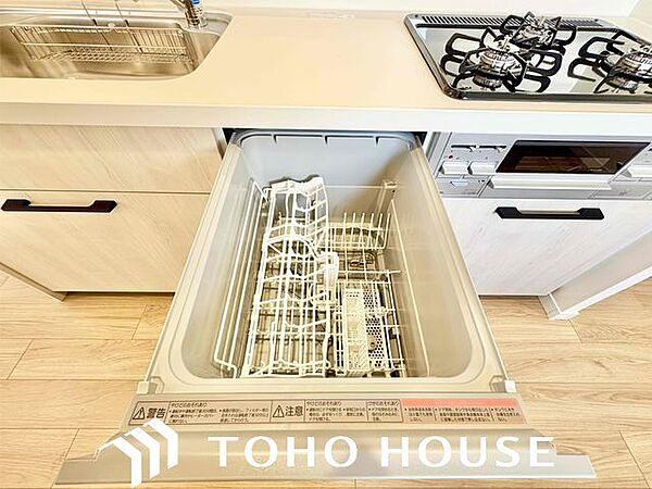 ビルトイン食洗機は作業台が広く使え、見た目もスッキリ。節水や節電も充実して家事の手助けをしてくれます。