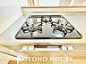 キッチン：忙しいときでも一度にたくさんの料理が作れる3口コンロ。使い勝手の良さを考えました。