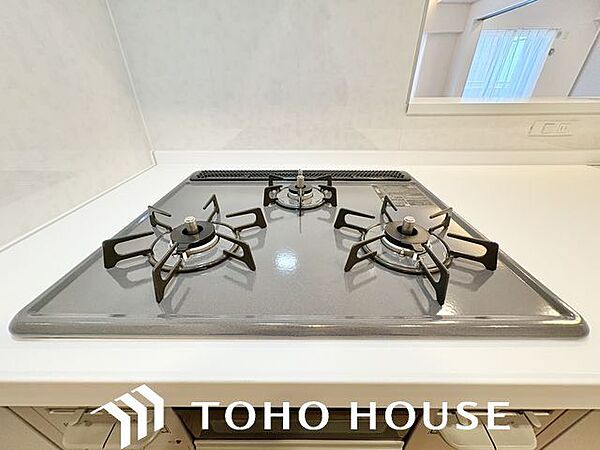 忙しいときでも一度にたくさんの料理が作れる3口コンロ。使い勝手の良さを考えました。