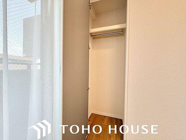 スーツやドレス、ロングコートなどの衣類はもちろん、季節の生活用品やスーツケースもしっかり収納できます。
