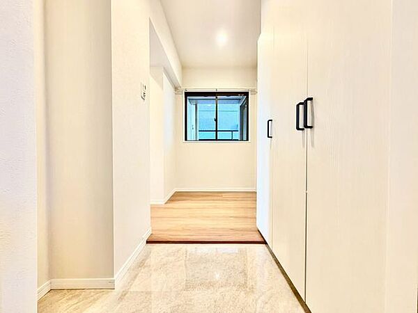 玄関はお家の顔としてすっきりとした素敵な空間に。印象のよい玄関は爽やかな住まいへの入り口です。