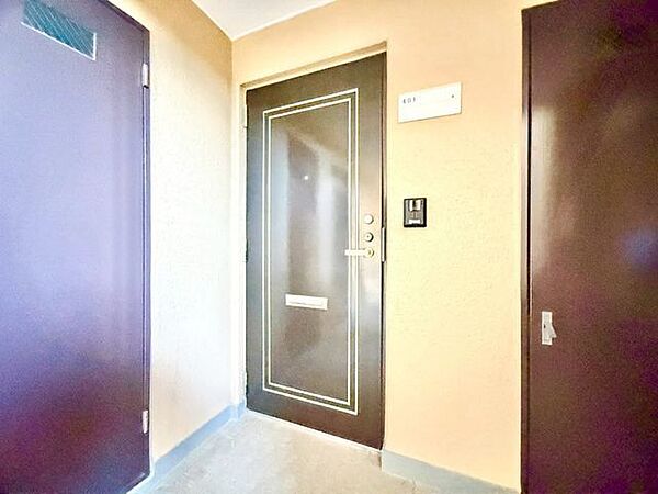 毎日出入りに使う玄関は外出する時は爽やかに、帰宅するときはホッとする落ち着いた空間へ。