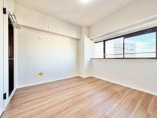 開口部が広くたくさんの陽を取り入れます。窓を開ければ気持ちよい風が舞い込んできて開放的な空間を演出。