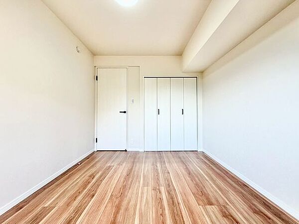 住まう方自身でカスタマイズして頂けるように「シンプル」にデザインされた室内。