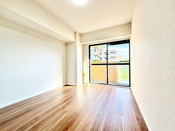 大きな窓からたっぷりと陽光が注がれる明るい空間。一日の疲れを癒してくれる洋室。時を忘れて過ごす空間。