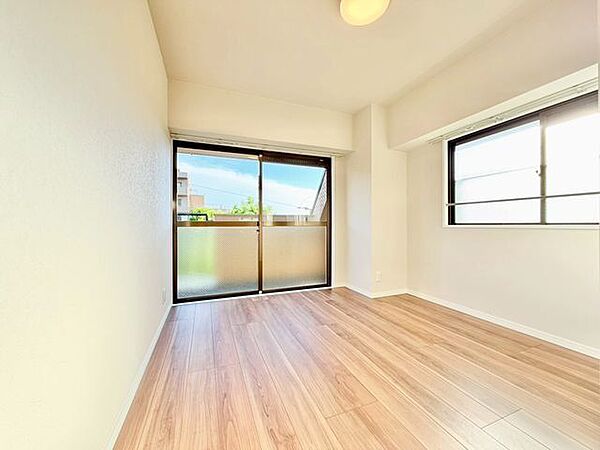 ナチュラルカラーのフローリングのお部屋は、温かみを感じさせリラックスをもたらす効果があります。