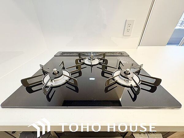 忙しいときでも一度にたくさんの料理が作れる3口コンロ。使い勝手の良さを考えました。