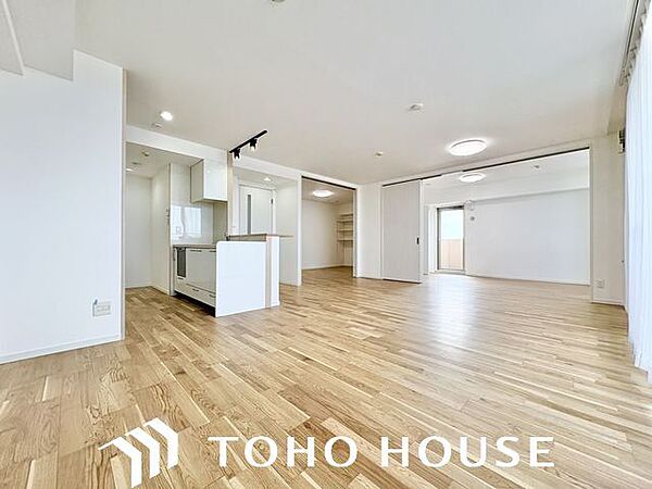 ナチュラルな木目調の床から木のぬくもりを感じられる広々とした20.6帖のリビングルーム。