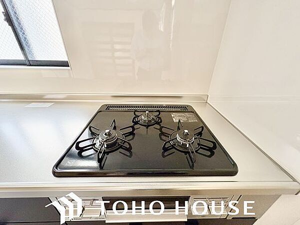 忙しいときでも一度にたくさんの料理が作れる3口コンロ。使い勝手の良さを考えました。