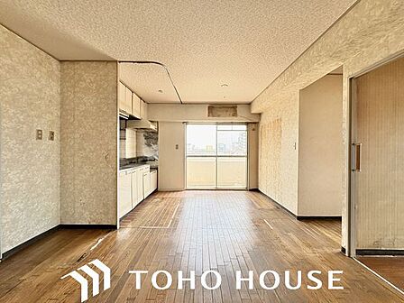 光と風があふれる開放的なリビングダイニング。明るく穏やかな空気のなかで飲んだり、食べたり、笑ったり。