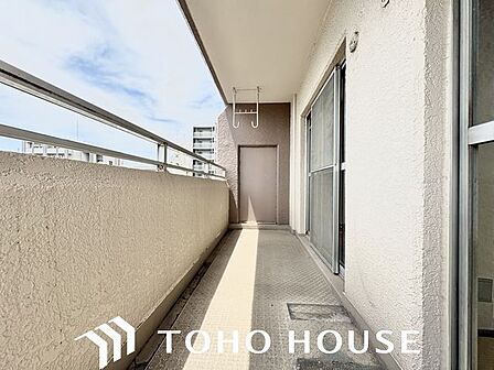 リビングに面した広々したバルコニーは、日当り良好です。開放感と爽やかな風を感じていただけると思います。