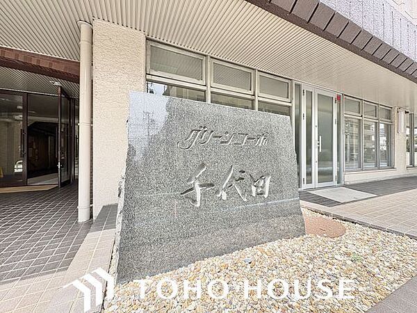 時代を超えて住まう方を見守り続けてきたエンブレム。これから先も変わらずに温かく迎えてくれます。