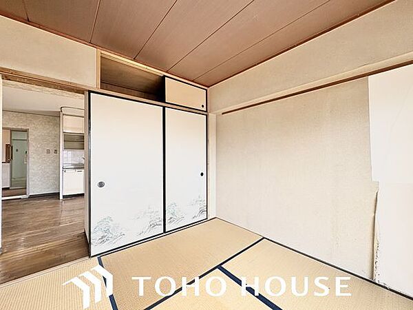 客間になったり、寝室になったりとなにかと便利な和室は約4.5帖。井草の香りがやすらぎを与えます。