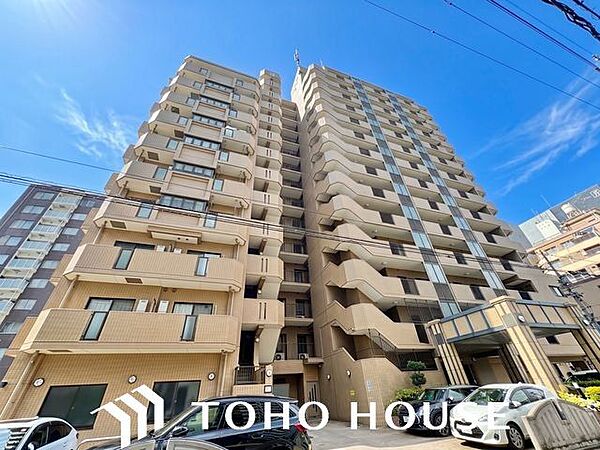 爽やかな青空の下に贅沢なほどに降り注ぐ陽光、豊かな居住性。クオリティが見事に調和した住空間。（空の加工を生成AIで行っています。）