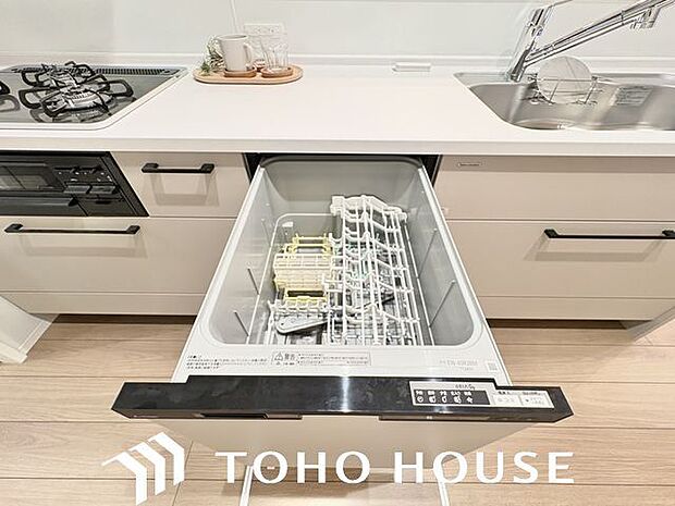 ビルトイン食洗機は作業台が広く使え、見た目もスッキリ。節水や節電も充実して家事の手助けをしてくれます。
