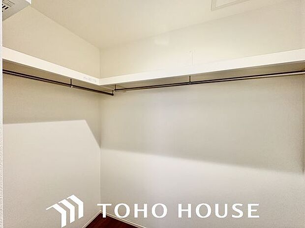 大容量収納可能なウォークインクローゼットはシーズンオフの服や普段使わない物をたくさん収納できます。