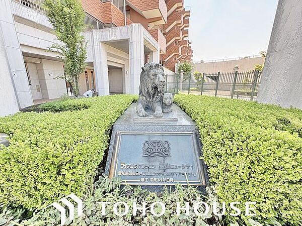 存在感のあるマンション名プレートは、落ち着きのある温かな空間を演出します。家族が笑顔になれる住まいへ。