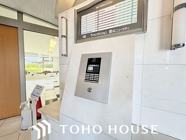 オートロックなど防犯面に配慮した住まいです。