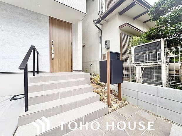 毎日出入りに使う玄関は外出する時は爽やかに、帰宅するときはホッとする落ち着いた空間へ。
