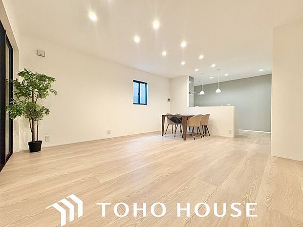 家族の温かさと陽光の暖かさ、楽しい毎日と明るい未来を予感させる「空間が織り成すひとつ先の住み心地」