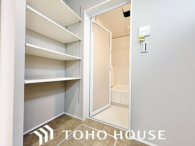 可動棚付きの収納棚があります。タオルや洗剤の買い置きなど物が溢れるサニタリーには重宝する収納です。