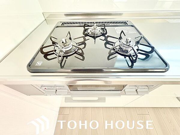 忙しいときでも一度にたくさんの料理が作れる3口コンロ。使い勝手の良さを考えました。