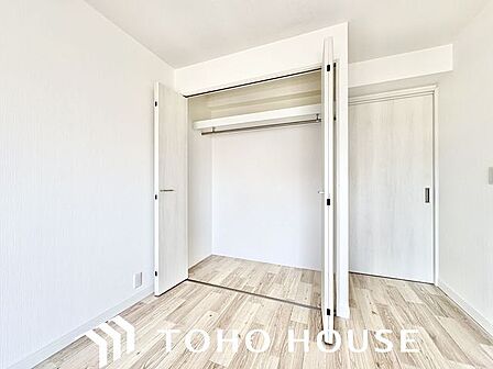 スーツやドレス、ロングコートなどの衣類はもちろん、季節の生活用品やスーツケースもしっかり収納できます。