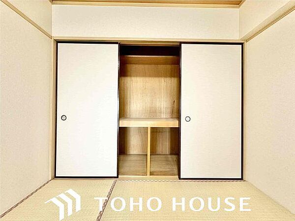 しっかりと奥行きのある押入れ。シーズンオフのお洋服やインテリアなども収納いただけます。