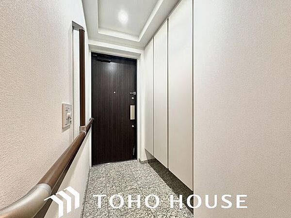 ただいまと叫びたくなるような玄関は毎日の行き帰りで使う空間。明るく迎えてくれるお部屋は嬉しいですね。