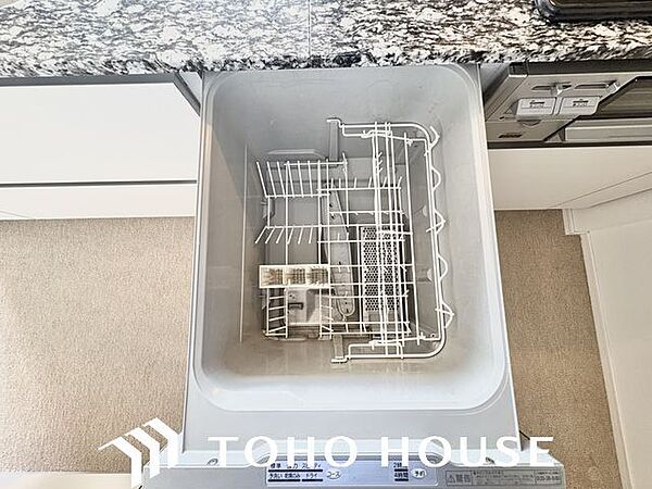 ビルトイン食洗機は作業台が広く使え、見た目もスッキリ。節水や節電も充実して家事の手助けをしてくれます。