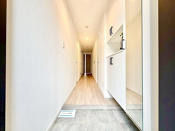 毎日出入りに使う玄関は外出する時は爽やかに、帰宅するときはホッとする落ち着いた空間へ。