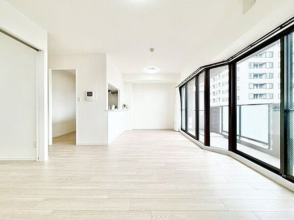 光と風があふれる開放的なリビングダイニング。明るく穏やかな空気のなかで飲んだり、食べたり、笑ったり。