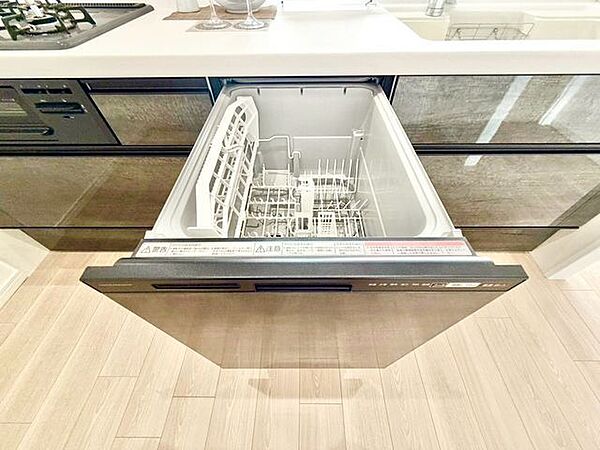 ビルトイン食洗機は作業台が広く使え、見た目もスッキリ。節水や節電も充実して家事の手助けをしてくれます
