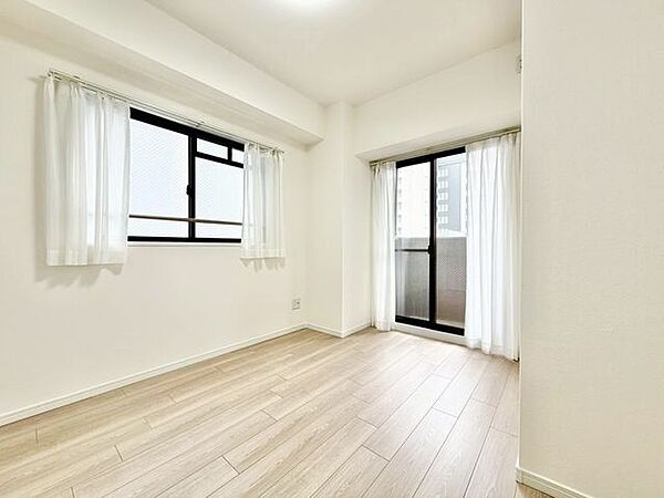 開口部が広くたくさんの陽を取り入れます。窓を開ければ気持ちよい風が舞い込んできて開放的な空間を演出。