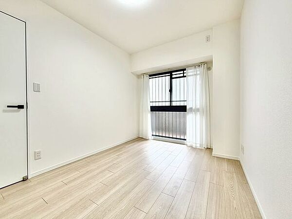 居心地のいい暮らしには欠かせない眩い採光。ゆったりとした幅の窓からこの空間に降り注ぐ採光が絶えません。