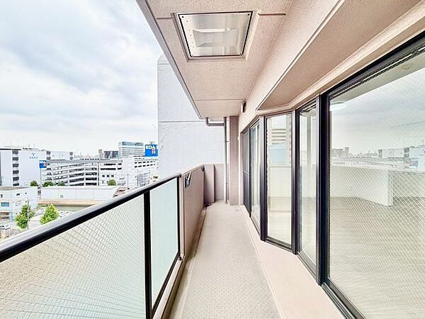 リビングに面した広々したバルコニーからは開放感と爽やかな風を感じていただけると思います。