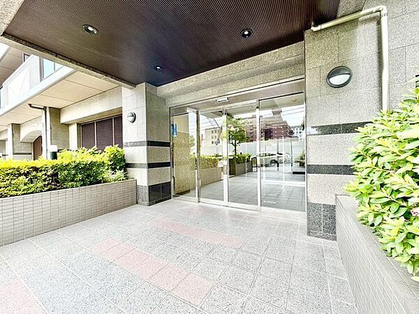 外と内をつなぐエントランスは、まさに顔となる場所。シンプルながらも上質な空間を作り出します。