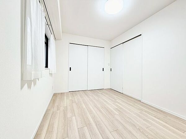 住まう方自身でカスタマイズして頂けるように「シンプル」にデザインされた室内。
